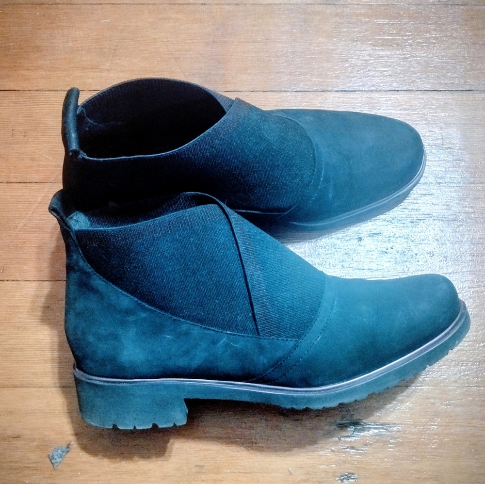 Women's Black Chelsea Boots